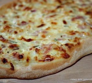 Tarte flambée with bacon and onions