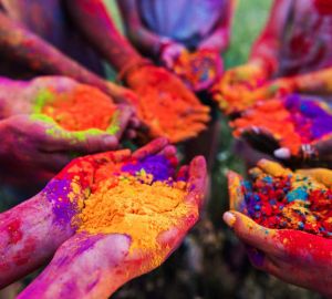 L'Inde célèbre a fête traditionnelle du « Holi »