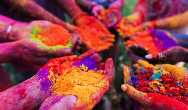 L'Inde célèbre a fête traditionnelle du « Holi »