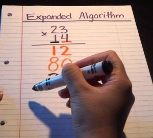 Multiplication à l'aide d'algorithmes étendus.