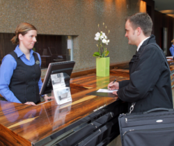 Haben Sie eine Reservierung? (In einem Hotel einchecken)