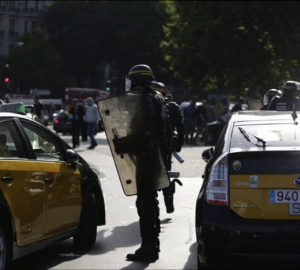 La France fait face à des blocages alors que les chauffeurs de taxi font des grèves contre Uber