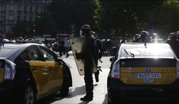 La France fait face à des blocages alors que les chauffeurs de taxi font des grèves contre Uber