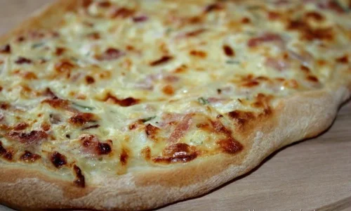 flammkuchen-mit-speck-und-zwiebeln