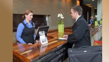 Vous-avez-une-reservation-Verifier-dans-un-hotel