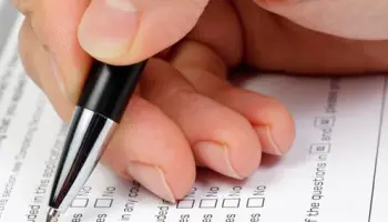 Gioco-di-ruolo-compilando-un-modulo-per-la-patente-di-guida