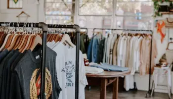 Al-negozio-di-abbigliamento