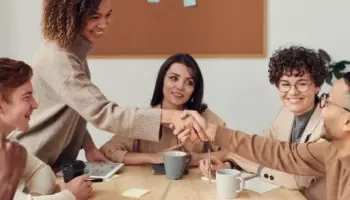 Auf-den-Tisch-bringen-Verhandlungen