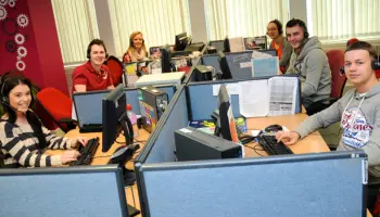 shi-he-mian-shi-xiang-ying-dui-yu-hu-jiao-zhong-xin-dian-hua-ying-xiao-hai-shi-qi-ye